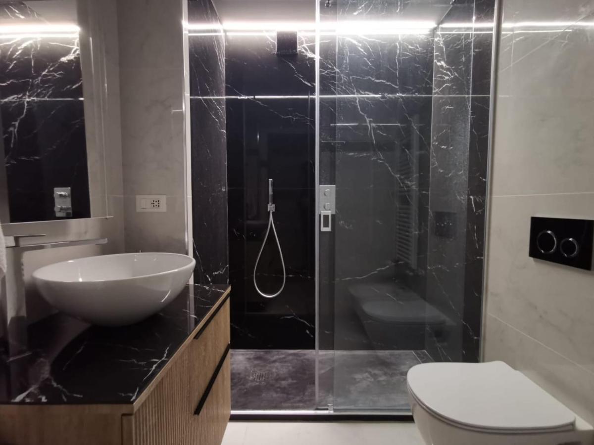Jacuzzi Luxury Apartment In The Town Centre Турин Экстерьер фото